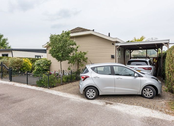 Gemuetliche Terrasse mit Gartenmoebeln im Bungalow Klein Dynasty in Hoorn, Nordholland.