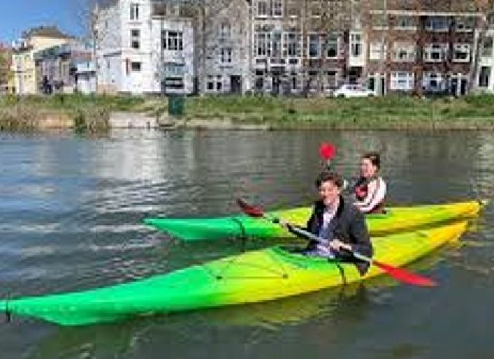 Gemuetliche Terrasse mit Gartenmoebeln im Bungalow Klein Dynasty in Hoorn, Nordholland.