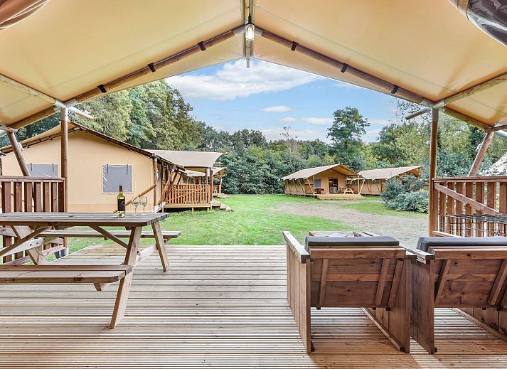 2-4-Personen-Safarizelt 2-4ST mit Veranda in Huizen, IJsselmeerkueste, Nordholland, umgeben von gruener Natur.