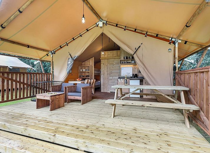 2-4-Personen-Safarizelt 2-4ST mit Veranda in Huizen, IJsselmeerkueste, Nordholland, umgeben von gruener Natur.