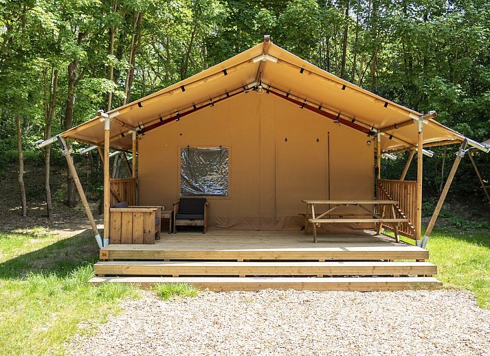 2-4-Personen-Safarizelt 2-4ST mit Veranda in Huizen, IJsselmeerkueste, Nordholland, umgeben von gruener Natur.