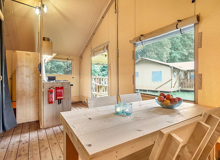 Gemuetliches Interieur des Safarizeltes 2-4ST in Huizen mit Holzkueche und Essbereich, ideal fuer Glamping an der IJsselmeerkueste.