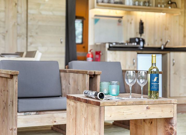 Gemuetliches Interieur des Safarizeltes 2-4ST in Huizen mit Holzkueche und Essbereich, ideal fuer Glamping an der IJsselmeerkueste.