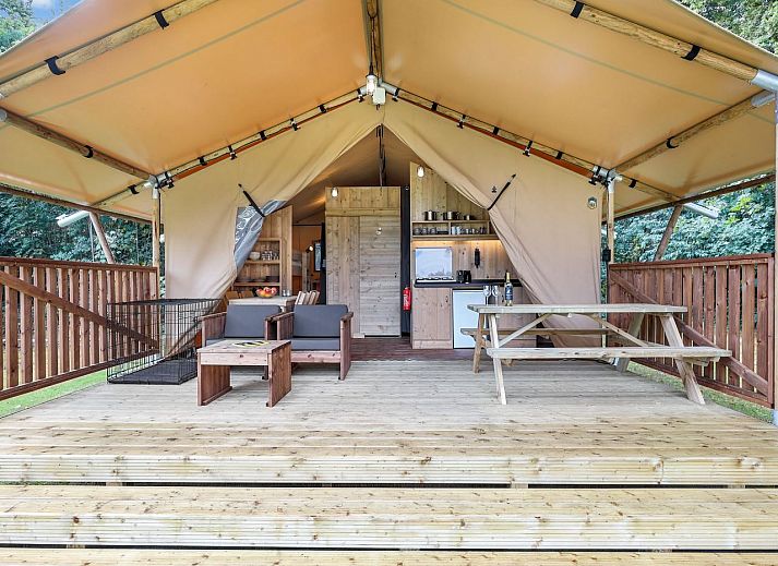 Gemuetliches Interieur des Safarizeltes 2-4ST in Huizen mit Holzkueche und Essbereich, ideal fuer Glamping an der IJsselmeerkueste.