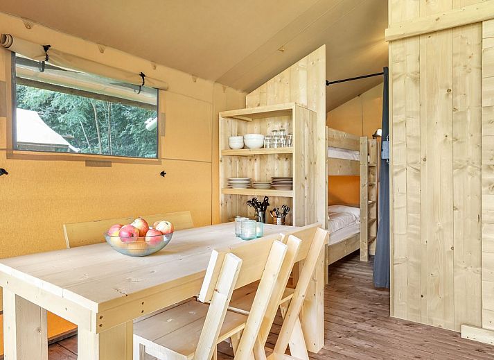 Gemuetliches Interieur des Safarizeltes 2-4ST in Huizen mit Holzkueche und Essbereich, ideal fuer Glamping an der IJsselmeerkueste.