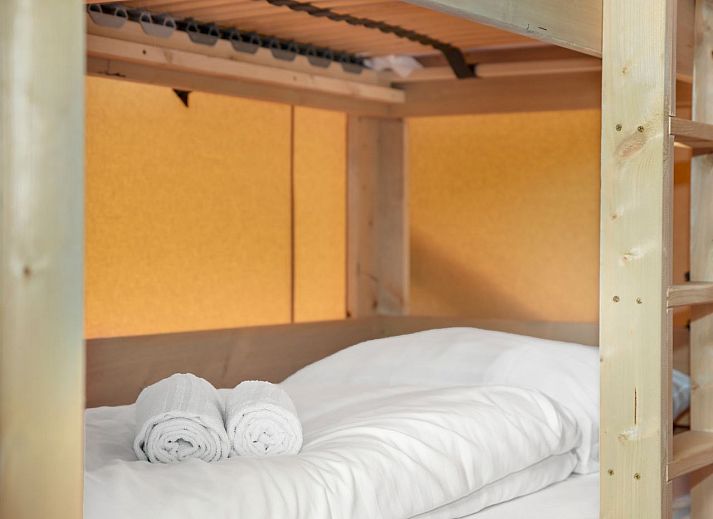 Gemuetliches Interieur des Safarizeltes 2-4ST in Huizen mit Holzkueche und Essbereich, ideal fuer Glamping an der IJsselmeerkueste.