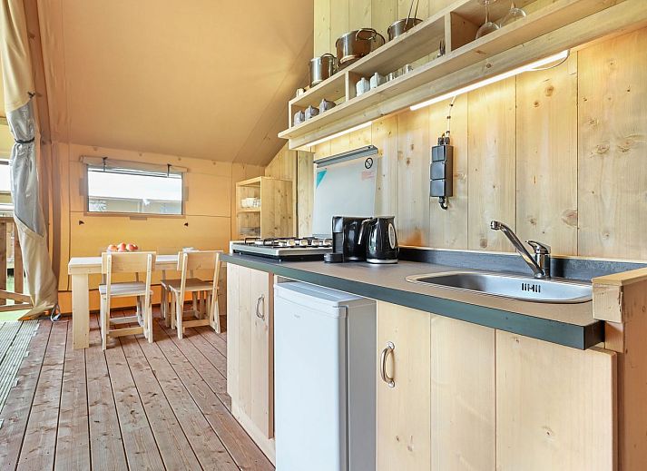 Esstisch und Etagenbetten im Safarizelt 2-4ST, Huizen, ideal fuer einen komfortablen Aufenthalt an der IJsselmeerkueste.