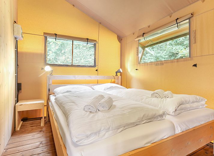 Esstisch und Etagenbetten im Safarizelt 2-4ST, Huizen, ideal fuer einen komfortablen Aufenthalt an der IJsselmeerkueste.