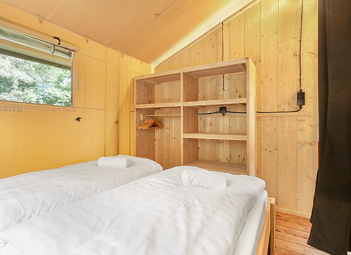 Der gedeckte Esstisch im Safarizelt 2-4ST, Huizen, Nordholland, bietet eine gemuetliche Atmosphaere waehrend Ihres Urlaubs.