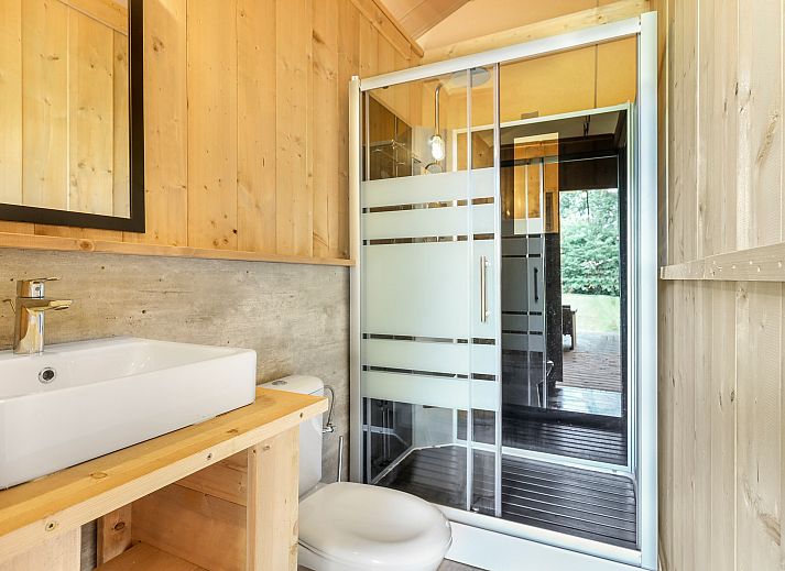 Der gedeckte Esstisch im Safarizelt 2-4ST, Huizen, Nordholland, bietet eine gemuetliche Atmosphaere waehrend Ihres Urlaubs.