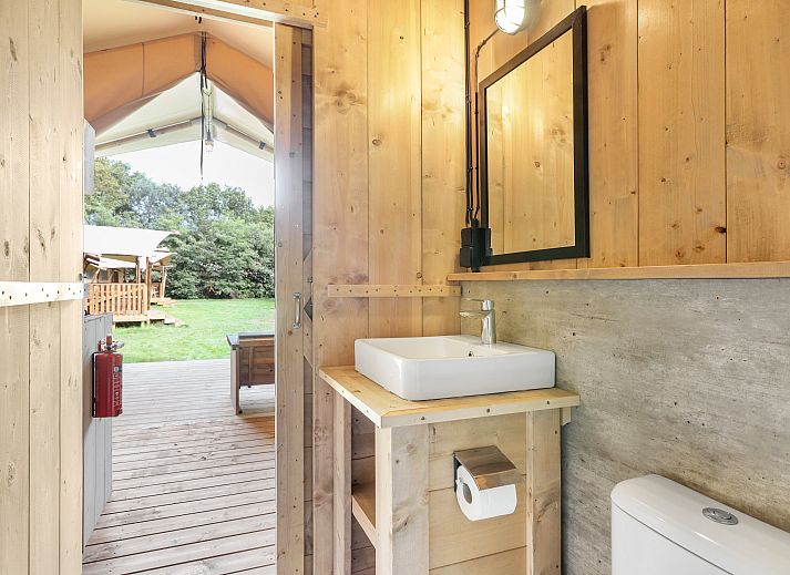 Der gedeckte Esstisch im Safarizelt 2-4ST, Huizen, Nordholland, bietet eine gemuetliche Atmosphaere waehrend Ihres Urlaubs.