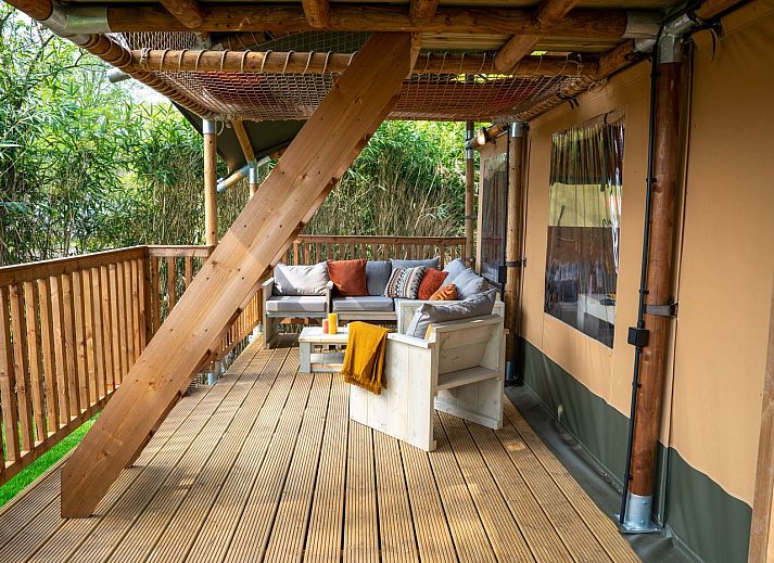 6-8-persoons safaritent 6-8ST in Huizen, Noord-Holland, met houten veranda omgeven door natuur.