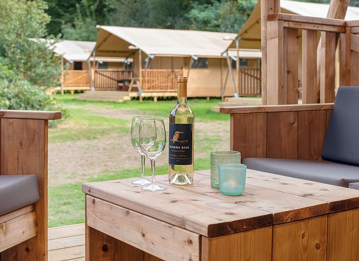 4-6-bed safari tent 4-6S1 in Huizen, North Holland, with green surroundings and spacious veranda.