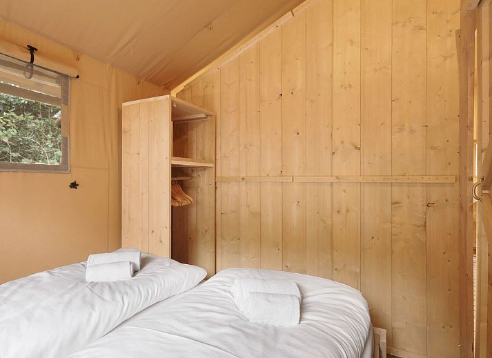 Spacious living space in glamping lodge 4-6S1 in Houses, with dining area and kitchen facilities.