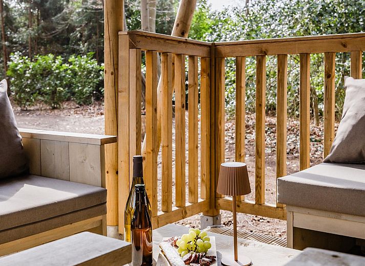 De Stille Heide tenthuis in Huizen, Noord-Holland biedt een rustieke glamping ervaring met veranda en omringende natuur op de IJsselmeerkust.