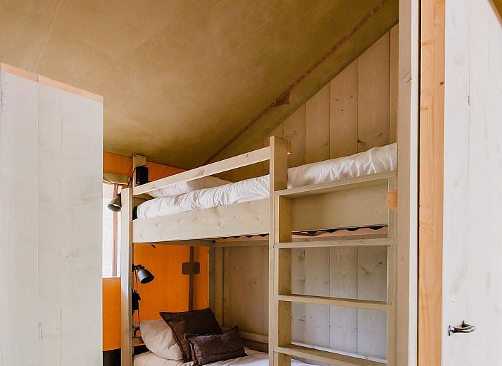 Geniet van de rust in De Stille Heide, een luxe glamping lodge met hottub in Huizen, IJsselmeerkust, Noord-Holland.