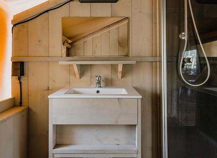 Plattegrond van De Stille Heide tenthuis in Huizen, Noord-Holland, met ruime indeling voor 6 personen, inclusief kachel en hottub.