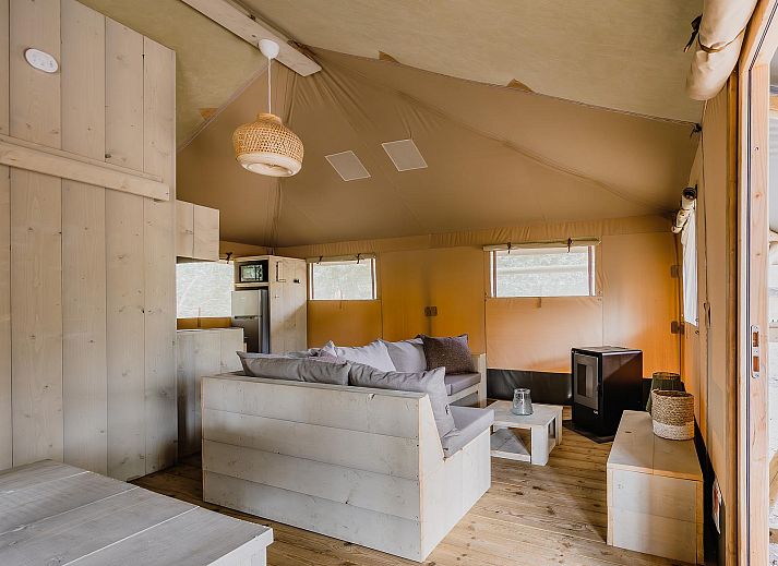 Plattegrond van De Stille Heide tenthuis in Huizen, Noord-Holland, met ruime indeling voor 6 personen, inclusief kachel en hottub.