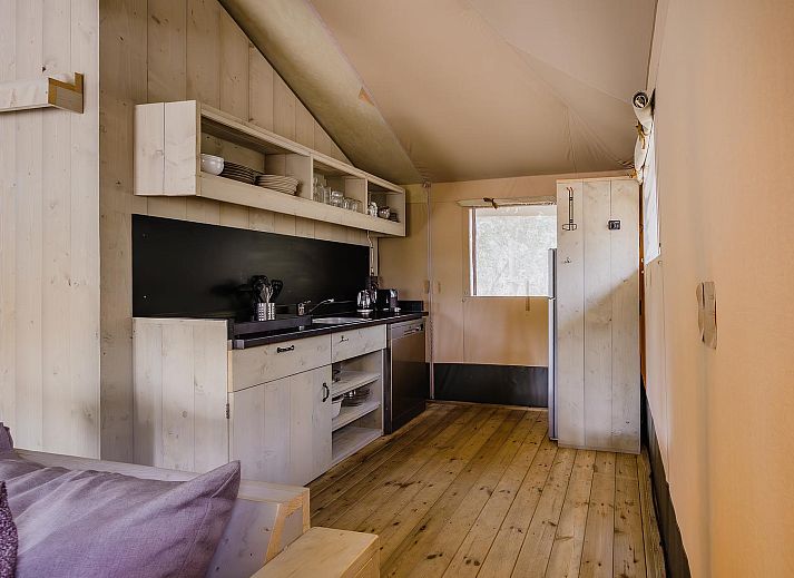 Plattegrond van De Stille Heide tenthuis in Huizen, Noord-Holland, met ruime indeling voor 6 personen, inclusief kachel en hottub.