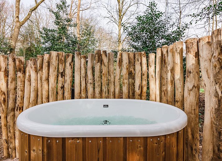 Plattegrond van De Stille Heide tenthuis in Huizen, Noord-Holland, met ruime indeling voor 6 personen, inclusief kachel en hottub.