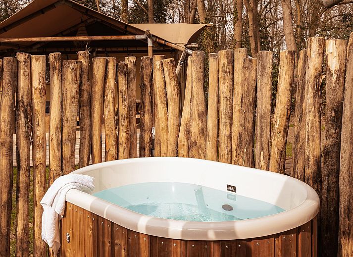 Verblijf 461620 - Tenthuis IJsselmeerkust - De Stille Heide | 6 Pers. | Kachel & Hottub