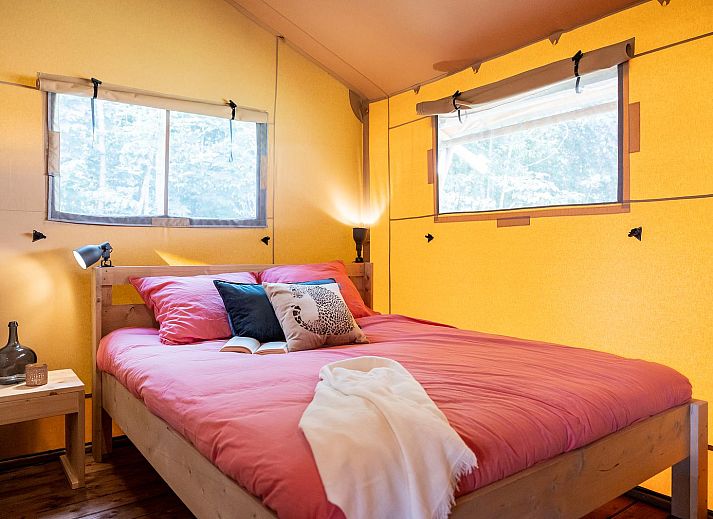 De Bos Tent in Huizen, North Holland: charming safari tent for 4 people with veranda and stove, surrounded by nature on the IJsselmeer coast.