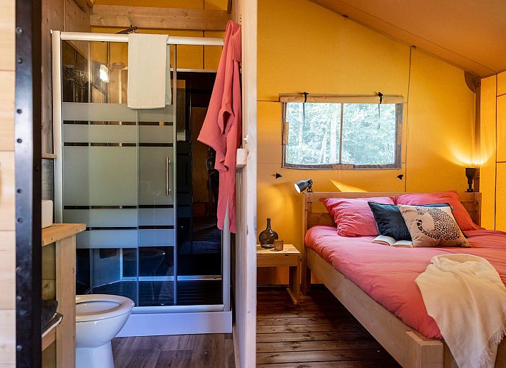 De Bos Tent in Huizen, North Holland: charming safari tent for 4 people with veranda and stove, surrounded by nature on the IJsselmeer coast.