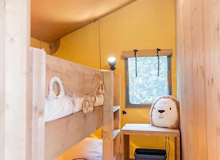 De Bos Tent in Huizen, North Holland: charming safari tent for 4 people with veranda and stove, surrounded by nature on the IJsselmeer coast.