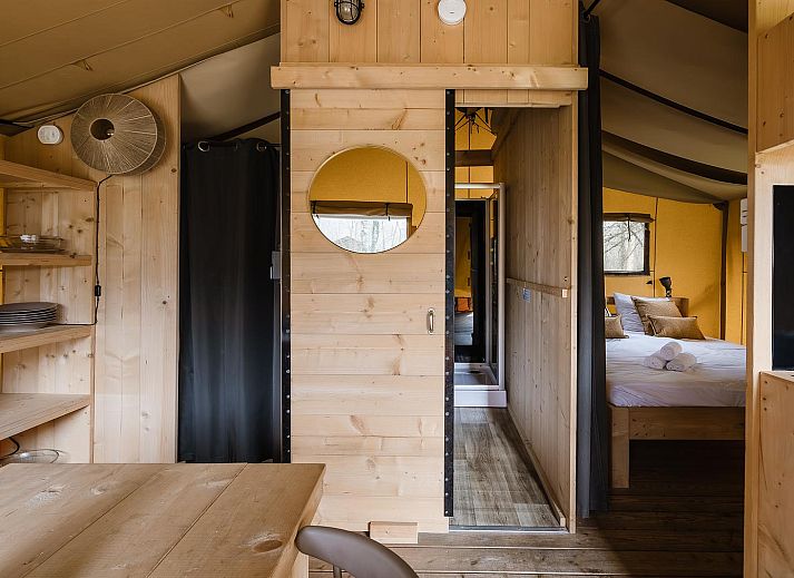 Genieten op het terras van De Bos Tent, een sfeervolle glamping lodge in Huizen, IJsselmeerkust, Noord-Holland, met gezellige buitenruimte.