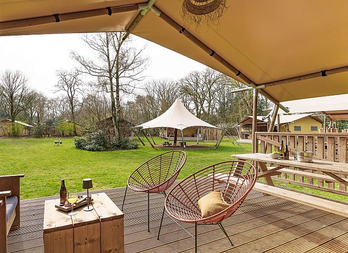 Gezellige slaapkamer in De Bos Tent, een sfeervolle glamping lodge in Huizen, Noord-Holland, met knusse inrichting en natuurlijk licht.