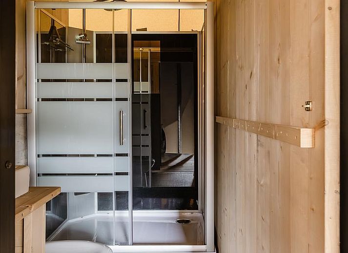 Gezellige slaapkamer in De Bos Tent, een sfeervolle glamping lodge in Huizen, Noord-Holland, met knusse inrichting en natuurlijk licht.