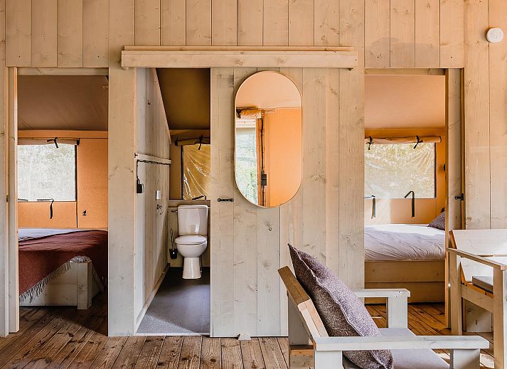 Ruime binnenruimte van De Bosvilla, een tenthuis in Huizen, IJsselmeerkust, met keuken en eethoek, ideaal voor 8 personen.