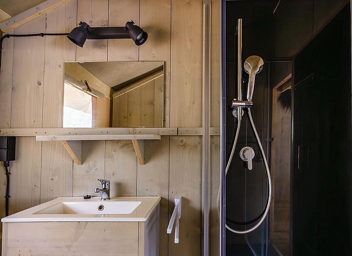 Ruime binnenruimte van De Bosvilla, een tenthuis in Huizen, IJsselmeerkust, met keuken en eethoek, ideaal voor 8 personen.