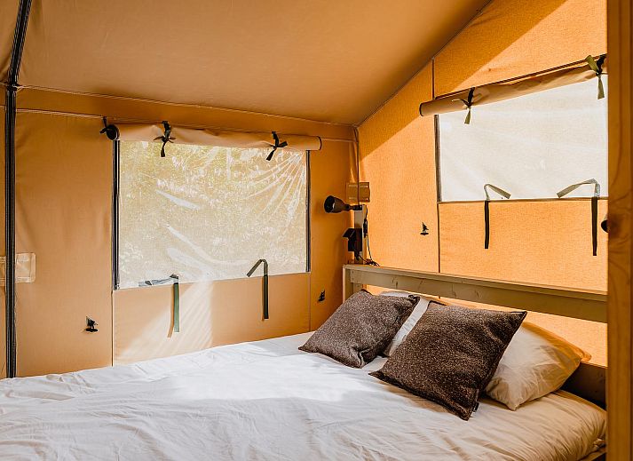 Gezellige binnenruimte van De Bosvilla in Huizen, Noord-Holland, met knusse kachel en zithoek voor een ontspannen vakantieverblijf.