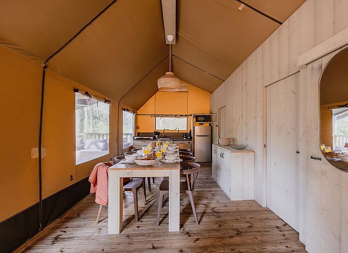 Gezellige binnenruimte van De Bosvilla in Huizen, Noord-Holland, met knusse kachel en zithoek voor een ontspannen vakantieverblijf.