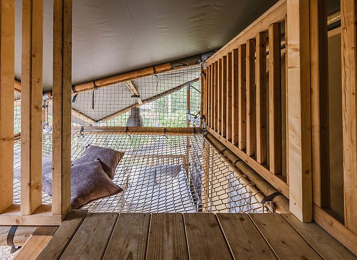 Geniet van een stijlvol gedekte tafel in De Bosvilla, een luxe tenthuis in Huizen, IJsselmeerkust, met uitzicht op de natuurlijke omgeving.