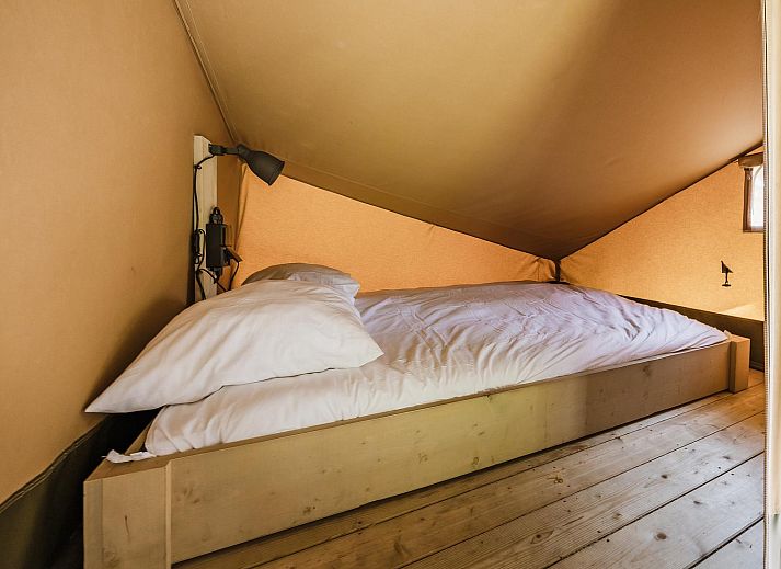 Geniet van een stijlvol gedekte tafel in De Bosvilla, een luxe tenthuis in Huizen, IJsselmeerkust, met uitzicht op de natuurlijke omgeving.