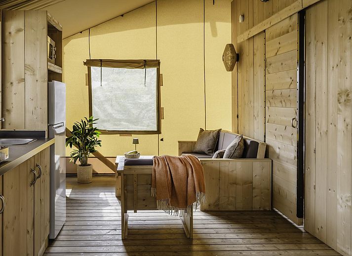 Geniet van de rust bij De Heide Tent in Huizen, Noord-Holland. Deze glamping lodge biedt een gezellige veranda omringd door natuur.