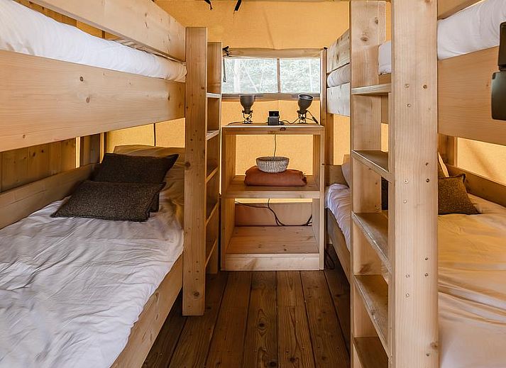 Gezellige binnenruimte van De Heide Tent in Huizen, Noord-Holland, met open keuken en uitzicht op de natuurlijke omgeving.