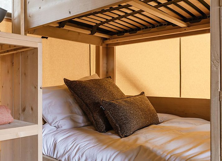 Gezellige binnenruimte van De Heide Tent in Huizen, Noord-Holland, met open keuken en uitzicht op de natuurlijke omgeving.