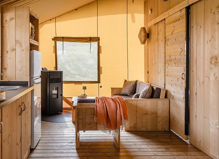 Geniet van het buitenleven bij De Heide Tent in Huizen, Noord-Holland. Deze gezellige safaritent met veranda biedt ruimte voor zes personen.