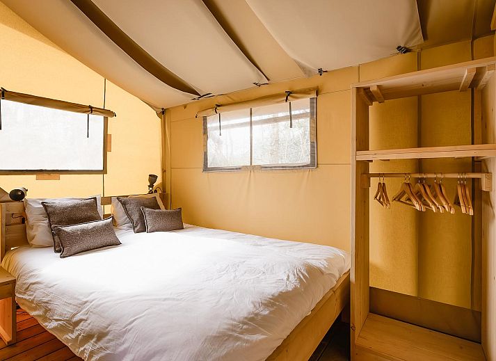 Geniet van het buitenleven bij De Heide Tent in Huizen, Noord-Holland. Deze gezellige safaritent met veranda biedt ruimte voor zes personen.