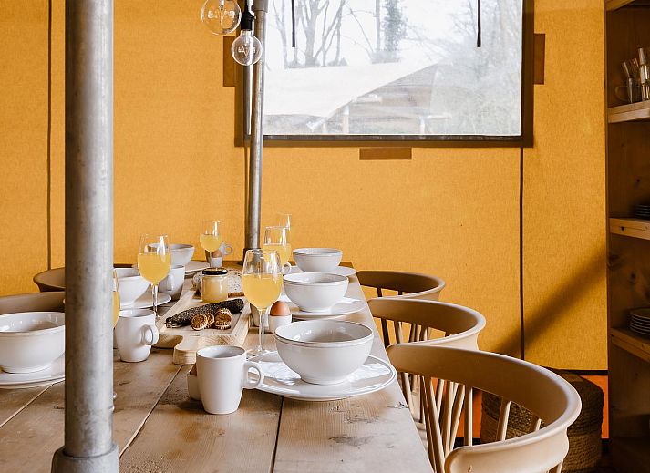 Geniet van een gezellige maaltijd in De Heide Tent, een sfeervolle safaritent in Huizen, IJsselmeerkust. Perfect voor een ontspannen vakantie.