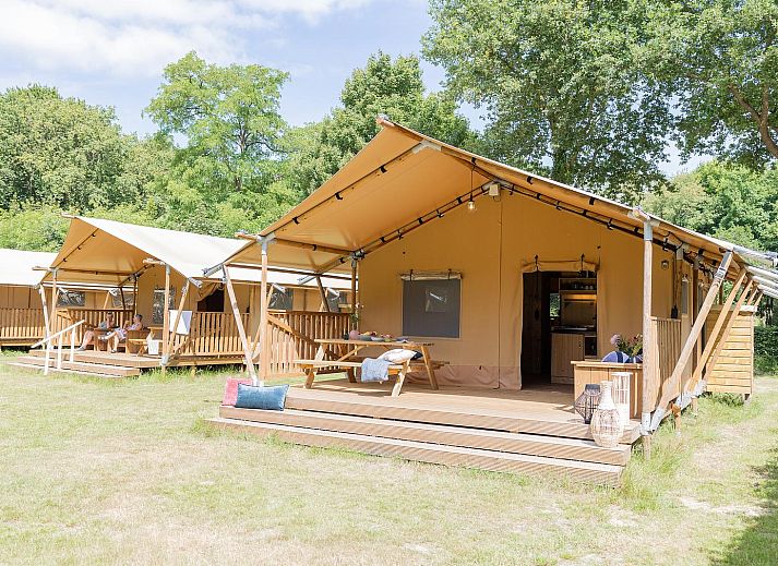 Cozy interior of De Bos Tent in Huizen, IJsselmeer coast, with wooden interior and fully equipped kitchen, ideal for a glamping experience.