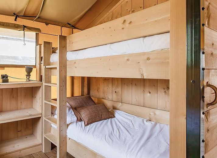 Gezellige keuken in De Bos Tent, een sfeervolle safaritent in Huizen, IJsselmeerkust, Noord-Holland, met moderne voorzieningen en natuurlijke lichtinval.