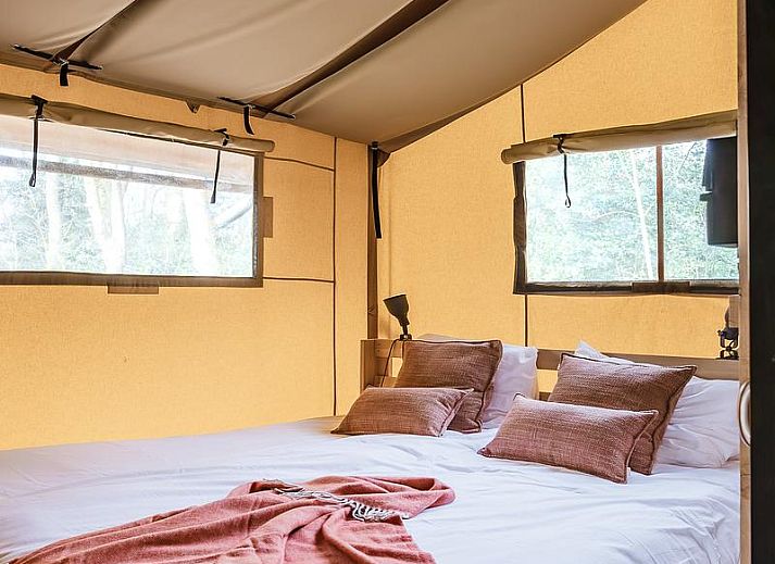 Gezellige binnenruimte van De Bos Escape in Huizen, Noord-Holland met keuken en eetgedeelte, ideaal voor een glamping ervaring.