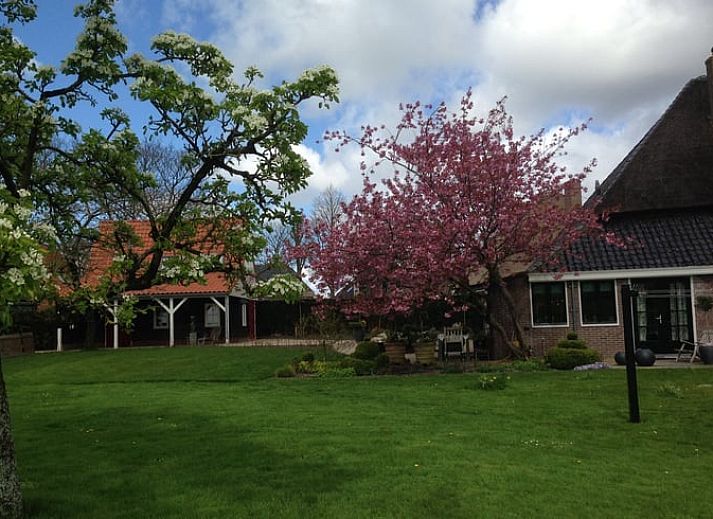 Gemuetlich beleuchtete Veranda des Ferienhauses in Twisk, ideal fuer einen Winteraufenthalt in Nordholland, IJsselmeerkueste.