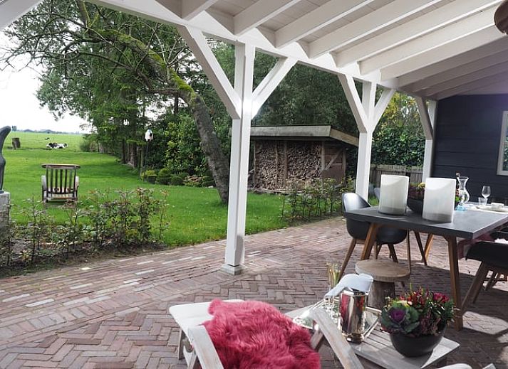 Gemuetlich beleuchtete Veranda des Ferienhauses in Twisk, ideal fuer einen Winteraufenthalt in Nordholland, IJsselmeerkueste.