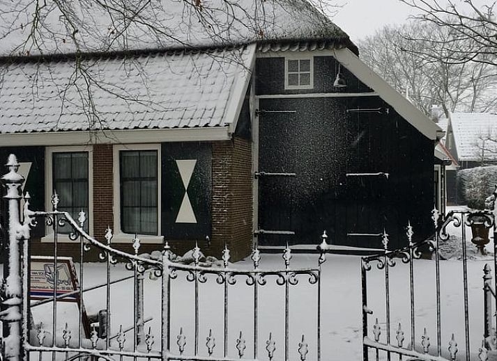 Weite Aussicht von der Terrasse des Ferienhauses in Twisk, umgeben von viel Gruen in Nordholland, IJsselmeerkueste.