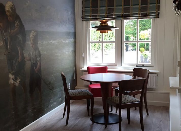 Weite Aussicht von der Terrasse des Ferienhauses in Twisk, umgeben von viel Gruen in Nordholland, IJsselmeerkueste.